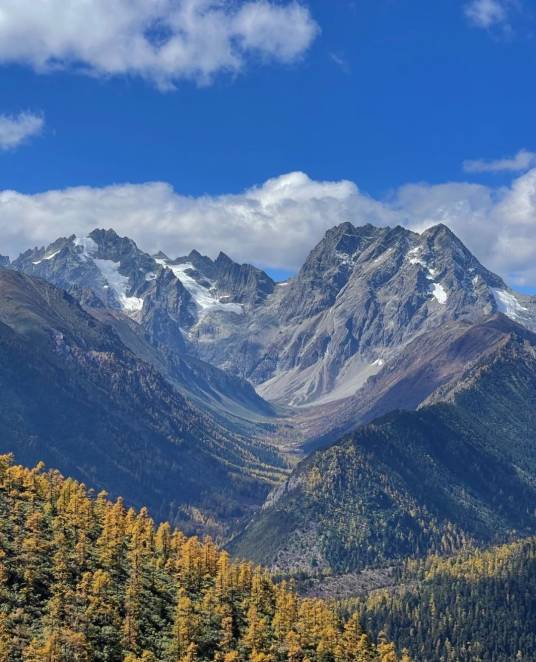 白马雪山（云南省德钦县境内雪山）