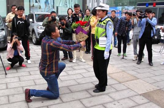 9·18小伙街头向女交警求婚