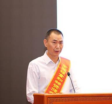 何荣（云南省个旧市大红屯粮食购销公司党总支书记）