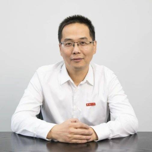 周飞（上海市特级教师、正高级教师，曹杨第二中学校长兼党委副书记）