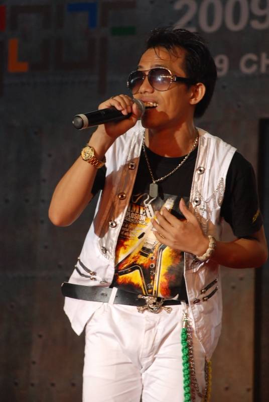 凌铃（中国内地男歌手，当红网络歌手）