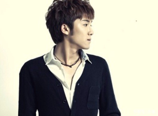 21岁歌手与8岁女孩儿相爱，十年后两人结婚被封杀，现在咋样了？