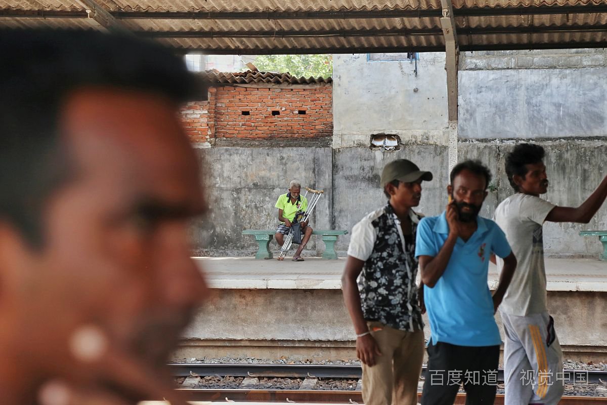 长春西站售票员怒怼插队旅客，引发广大关注，公共道德如何提高？