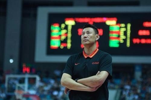 中国男篮面对委内瑞拉“生死战”，不敌惜败，为何身高优势未凸显？