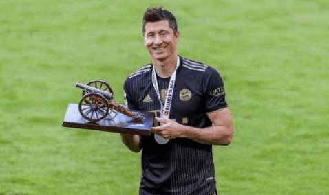 莱万被《都灵体育报》授予金球奖荣誉，他此前有过哪些成就？