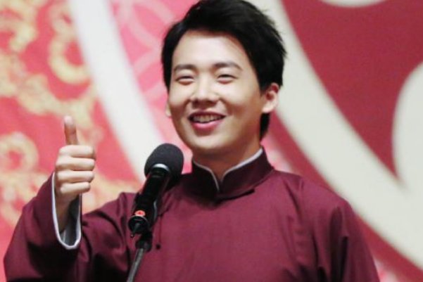 郭麒麟恋情疑似曝光，深夜与美女街头拥吻，女方是谁？