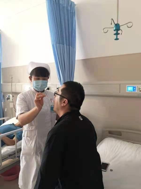 山东潍坊一男子在医院做核酸殴打工作人员被拘,其行为在法律中如何定性?