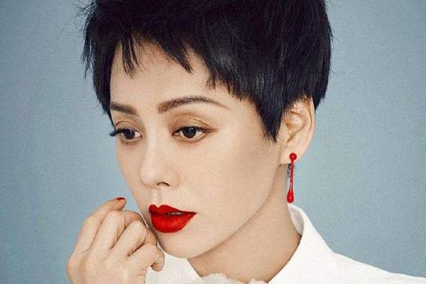 宁静摸粉丝丝袜，难道她被种草了吗？