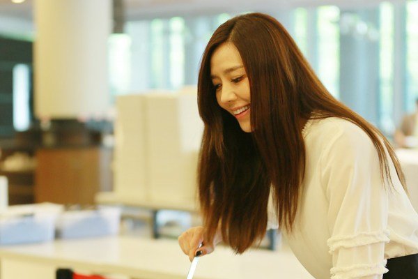 周韦彤被爆曾经受一线男同性恋明星骚扰，她的感情之路有多难？