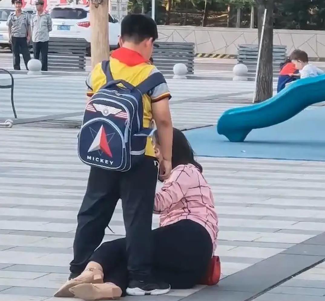 陕西一名小男孩当街踹妈妈保安制止反被吼，在这件事中是谁错了？