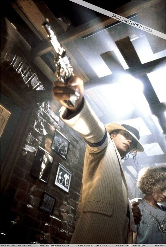 迈克尔杰克逊外星战将讲的是什么？