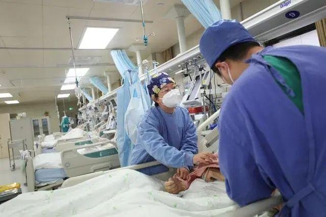 1小时打疫苗60人护士手磨出血，护士的工作量有多大？