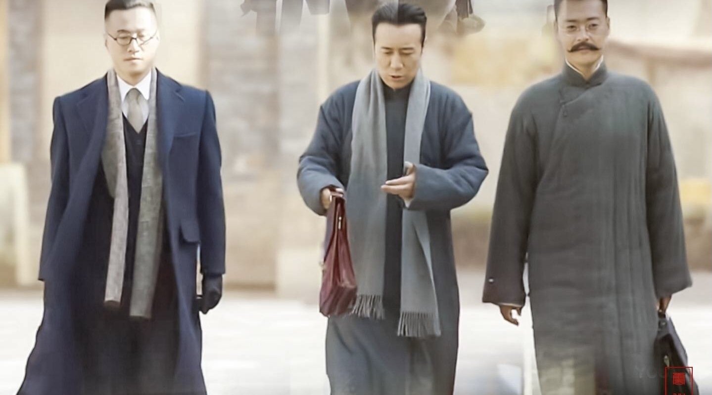 网友在合肥延乔路路牌下献花，此举的原因是什么？