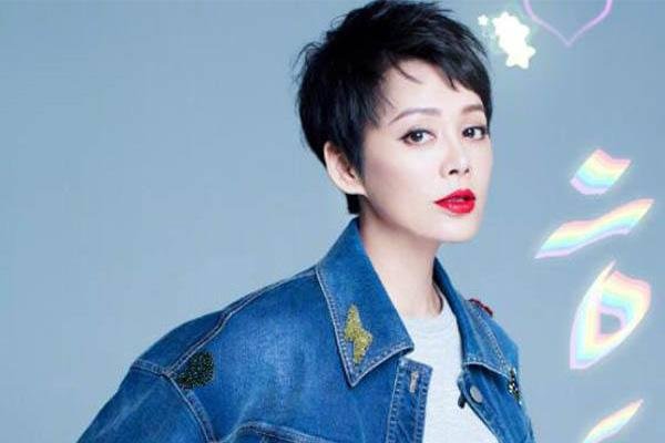 宁静摸粉丝丝袜，难道她被种草了吗？