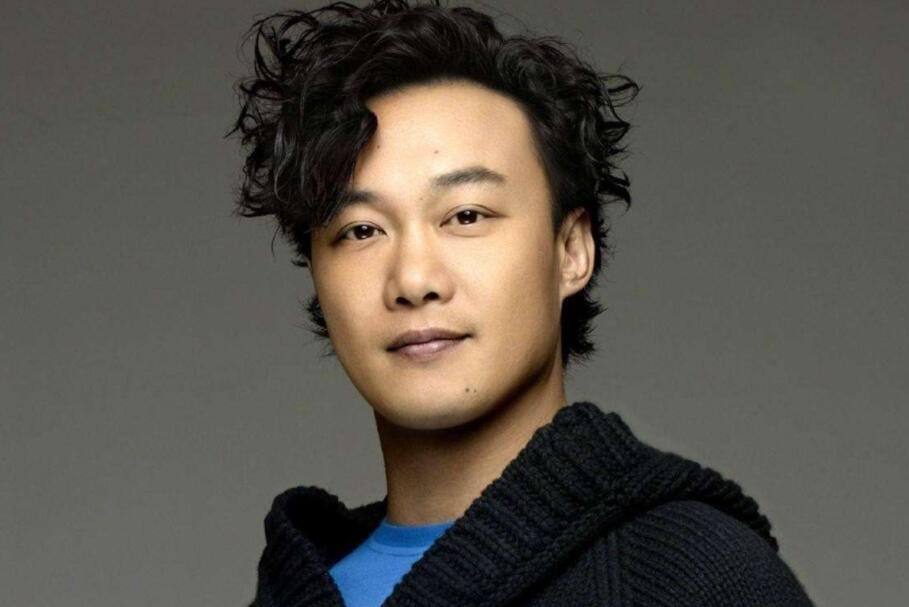 陈奕迅想和易烊千玺组男团，你觉得他的这个想法可行吗？