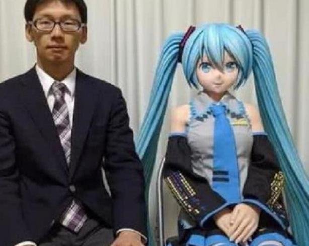 日本宅男因迷恋虚拟人物，不顾一切跟“初音未来”结婚，后来怎样？