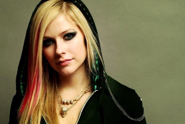 注重隐私保护的娱乐圈，为何唯独艾薇儿敢大方公开私人电话号码?