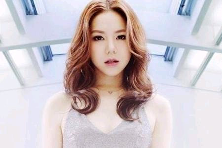 邓紫棋发文“我是不是以后都不用化妆啦”，为何淡妆的她和之前判若两人？