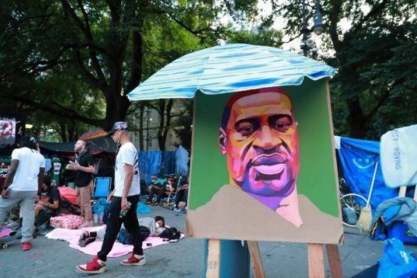 欧文缺席比赛却为弗洛伊德家人买房，对此你怎么看？