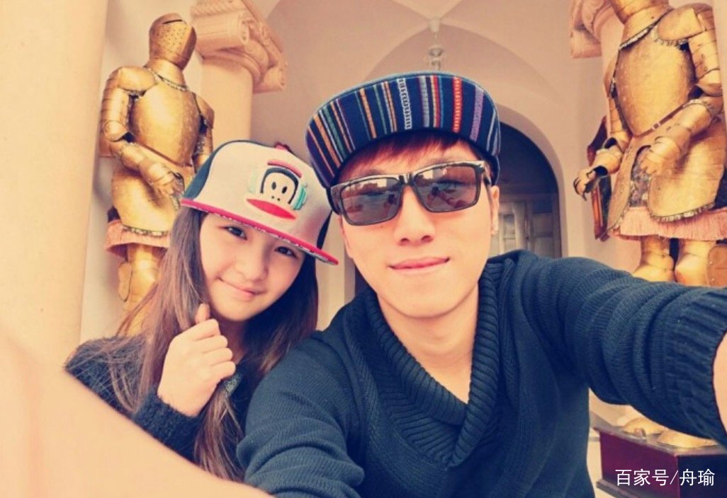 21岁歌手与8岁女孩儿相爱，十年后两人结婚被封杀，现在咋样了？