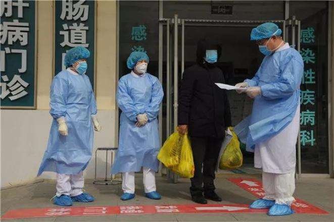 山东潍坊一男子在医院做核酸殴打工作人员被拘,其行为在法律中如何定性?