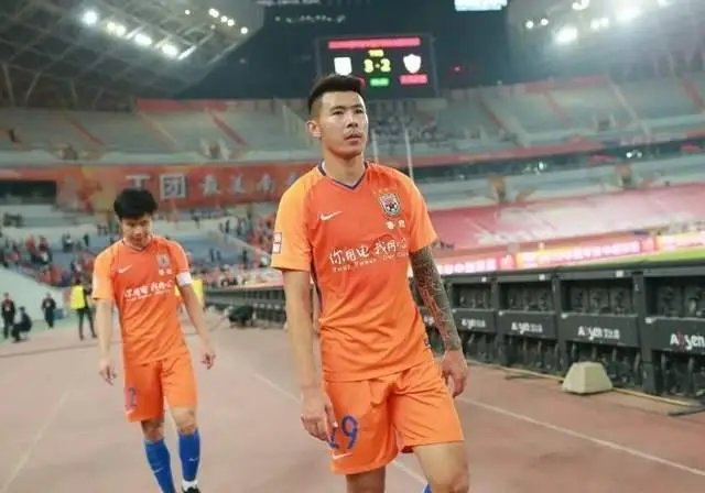 球员成源殴打他人被拘留10日，你如何看待他的这种行为？