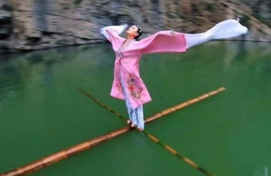 贵州95后女生“独竹漂”绝技火到国外，光荣的背后付出了多大的努力？