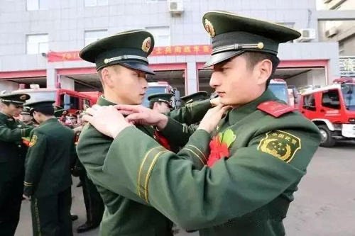 退伍老兵踢正步为军嫂盖头纱，为何网友纷纷羡慕？