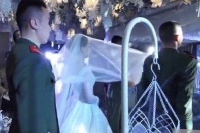 退伍老兵踢正步为军嫂盖头纱，为何网友纷纷羡慕？