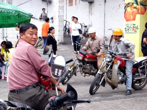 中山大学硕士在长沙开摩的遭网友非议，当事人对此事作何回应？