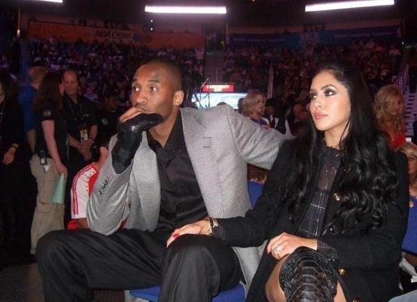 瓦妮莎为科比庆43岁生日,晒往日甜蜜接吻照,他们此前的感情如何?