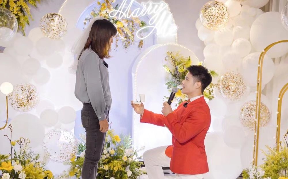 奥运冠军李发彬向女友求婚成功，现场到底有多浪漫？