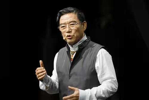 李立群妻子为家弃事业，他妻子以前是做什么的？