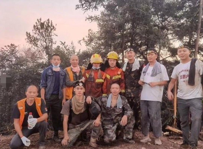 点赞！家长为灭火耽误儿子入学，民警为其道！家长民警是否都该被夸赞？