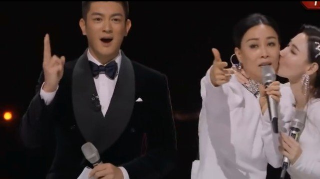 奇奇怪怪的cp又增加了,张柏芝当众亲吻那英,那英当时有何反应?