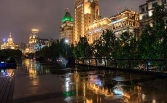 上海暴雨下,黑夜中巨大闪电击地,东方明珠是否会被闪电击中?