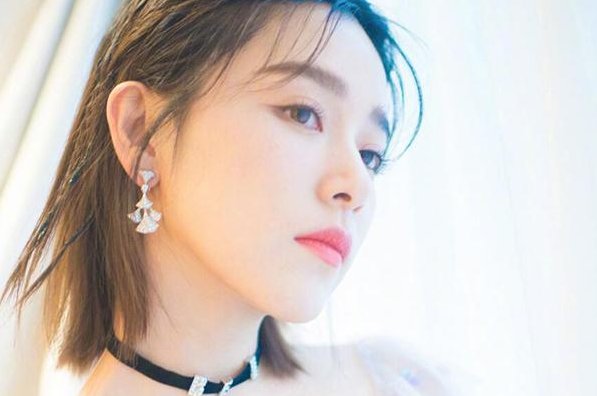 阚清子夏日港风大片出炉，她是以什么造型出现的？