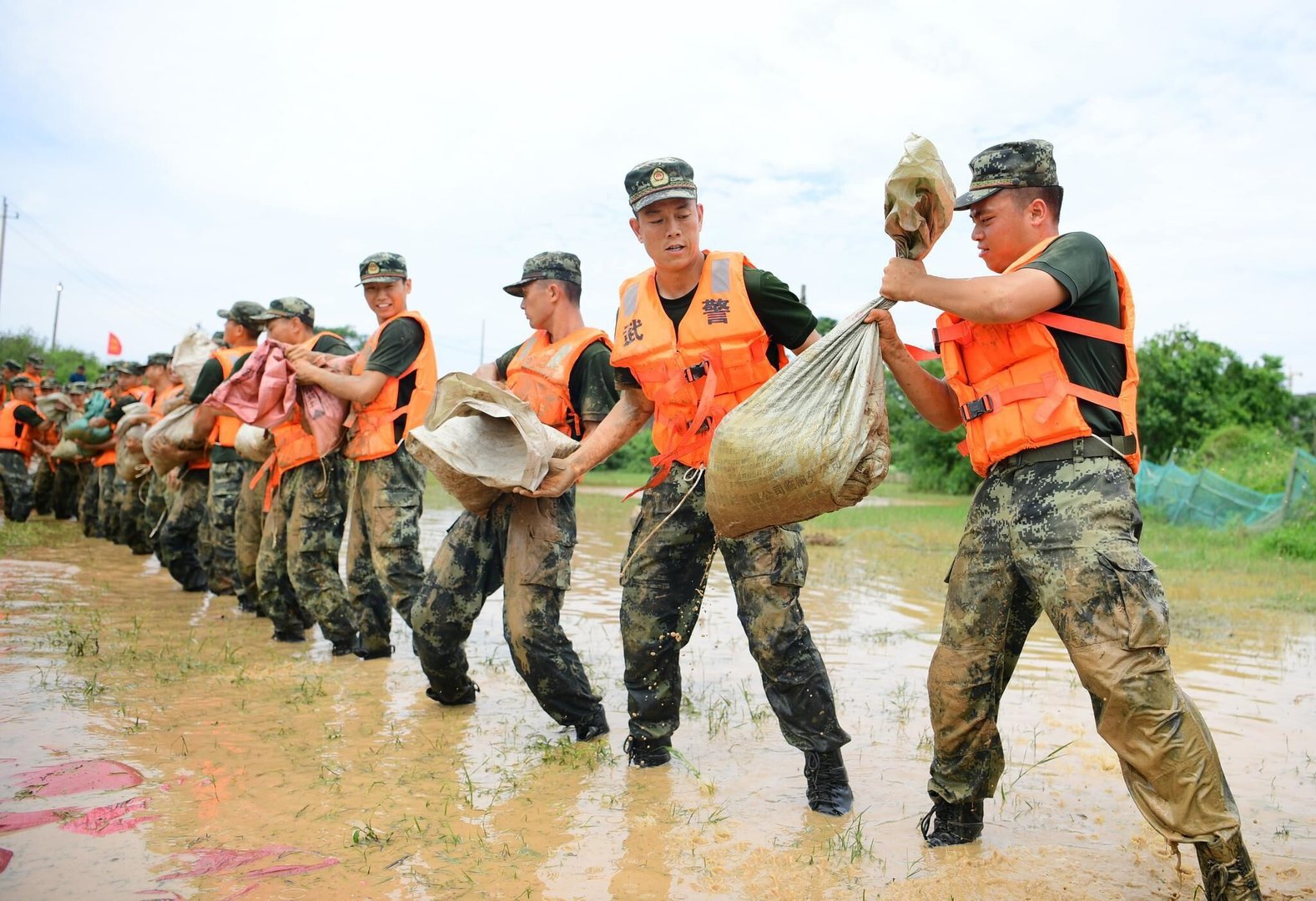 塔克拉玛干沙漠发生洪灾，在这种情况下如何抗洪？