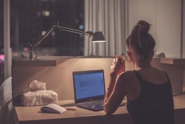 后半夜不睡会老得快,你熬夜发现自己变老了吗?