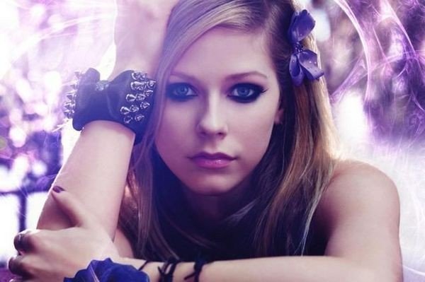 注重隐私保护的娱乐圈，为何唯独艾薇儿敢大方公开私人电话号码?