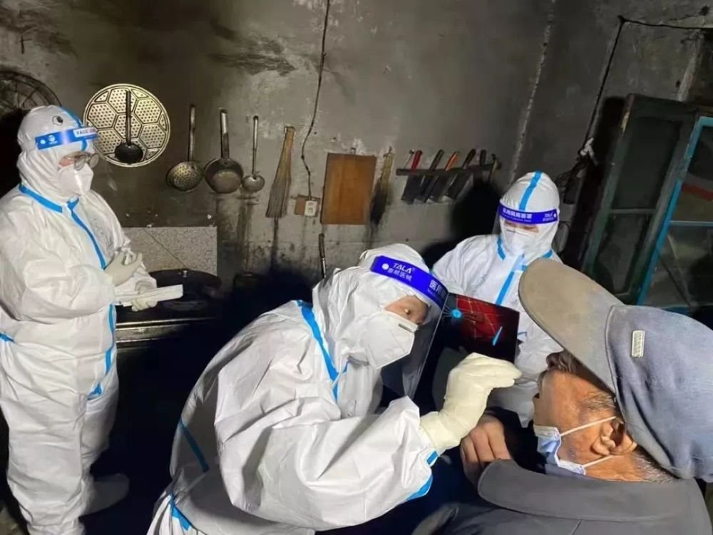 山东潍坊一男子在医院做核酸殴打工作人员被拘,其行为在法律中如何定性?