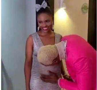 近日,尼日利亚男子携六名孕妇参加婚礼,他与这些孕妇是什么关系?