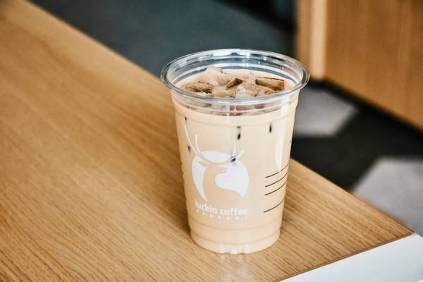 暴赚32亿，手握一把烂牌的瑞幸是怎么成功打赢这场翻身仗的？