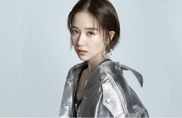 阚清子夏日港风大片出炉，她是以什么造型出现的？