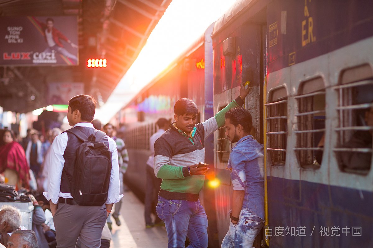 长春西站售票员怒怼插队旅客，引发广大关注，公共道德如何提高？