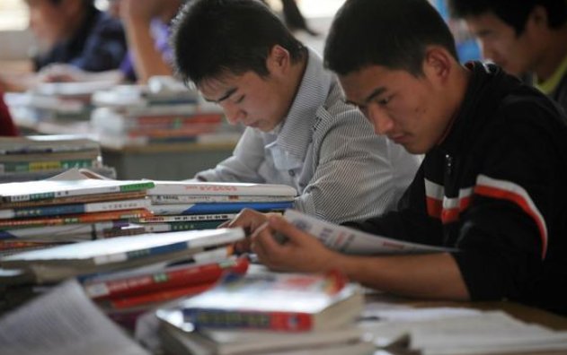 用惊慌失措、攀登,颤巍巍造句