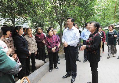 如何做好本职工作，更好的服务群众