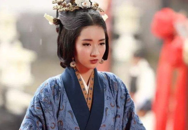 曹节是曹操的女儿，她为什么不帮着曹操而是去帮汉献帝？