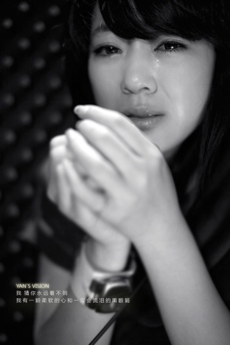 求一张流泪的唯美图片，重点是突出泪水。可以是女生或者是动物