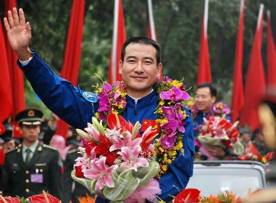 我国第一个实现在太空行走的航天员是谁